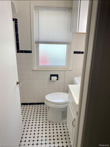 15835 Deerfield Avenue, Eastpointe, MI 48021