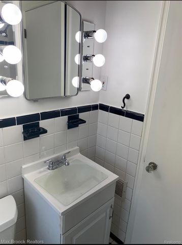 15835 Deerfield Avenue, Eastpointe, MI 48021