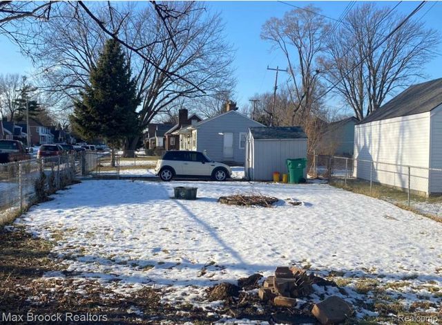 15835 Deerfield Avenue, Eastpointe, MI 48021