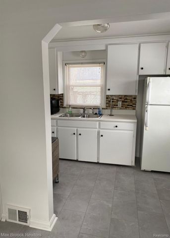 15835 Deerfield Avenue, Eastpointe, MI 48021