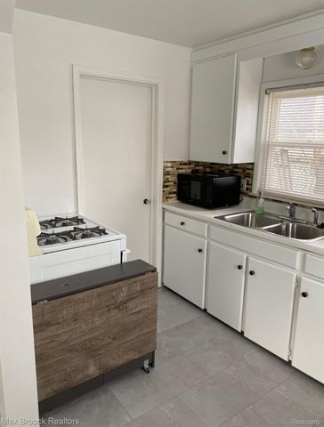 15835 Deerfield Avenue, Eastpointe, MI 48021