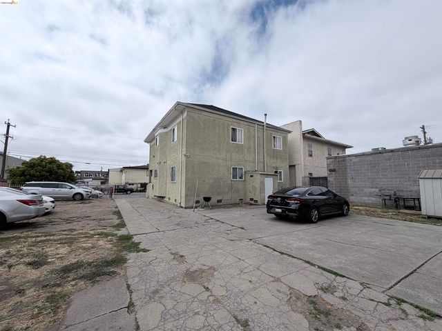 890 31St St, Oakland, CA 94608