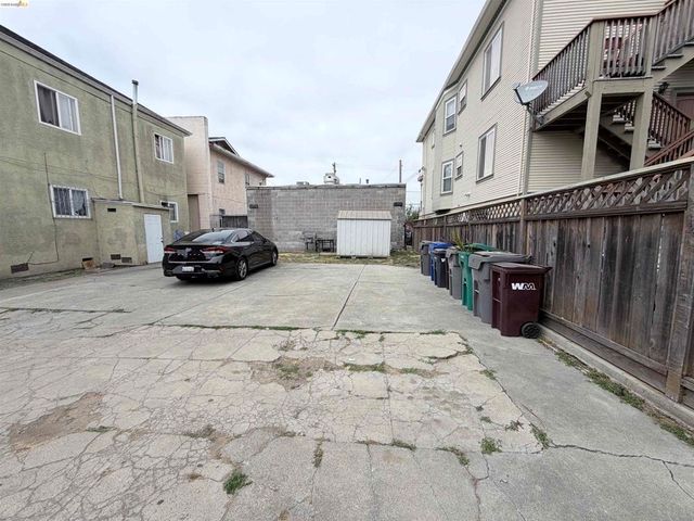 890 31St St, Oakland, CA 94608