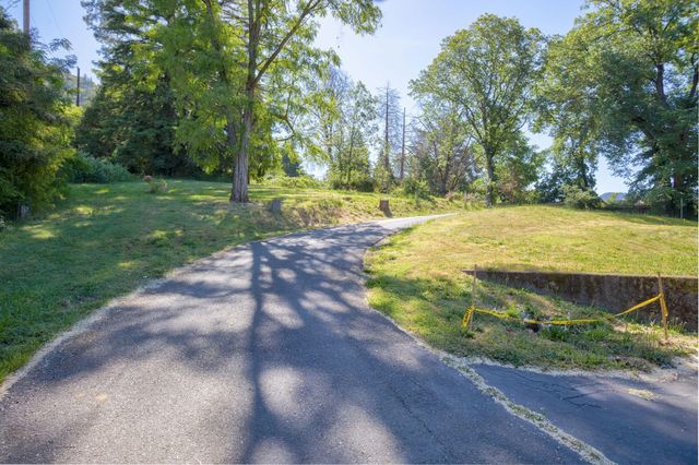 1105 NE Beacon Drive, Grants Pass, OR 97526