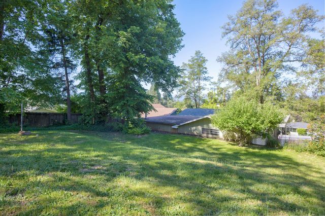 1105 NE Beacon Drive, Grants Pass, OR 97526