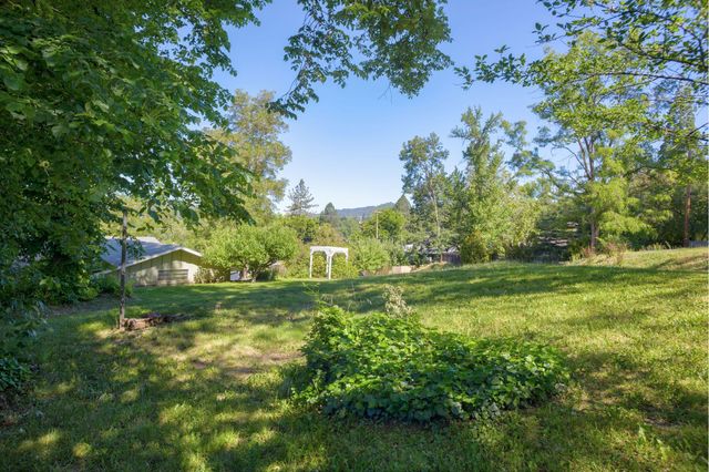 1105 NE Beacon Drive, Grants Pass, OR 97526