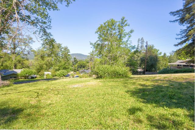 1105 NE Beacon Drive, Grants Pass, OR 97526