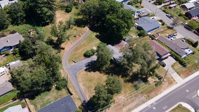 1105 NE Beacon Drive, Grants Pass, OR 97526