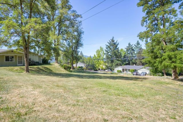 1105 NE Beacon Drive, Grants Pass, OR 97526