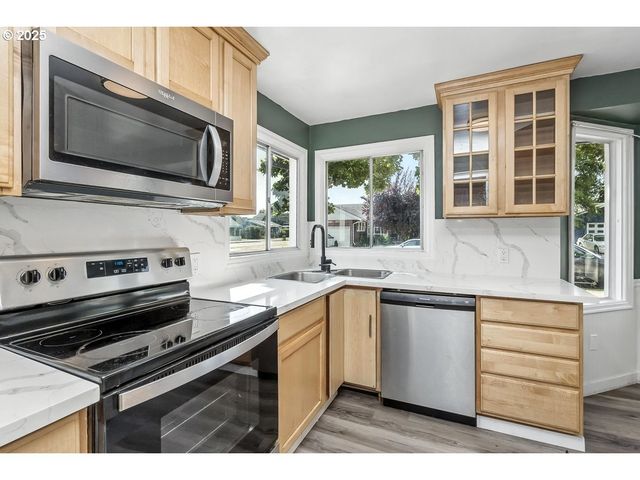 1307 E 5TH St, Newberg, OR 97132