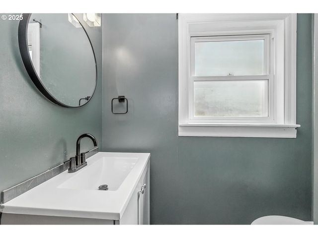 1307 E 5TH St, Newberg, OR 97132