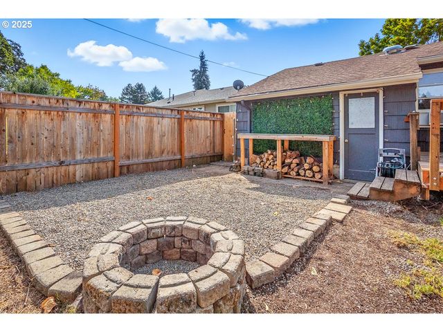 1307 E 5TH St, Newberg, OR 97132