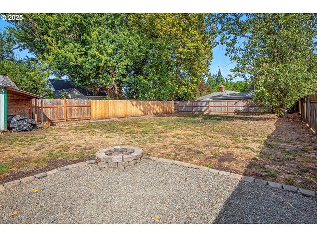 1307 E 5TH St, Newberg, OR 97132