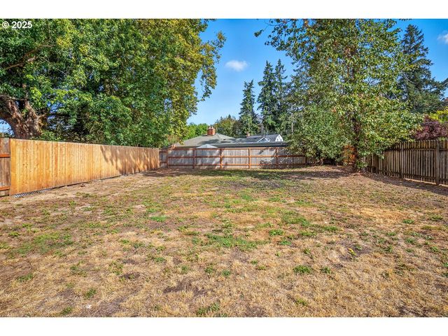 1307 E 5TH St, Newberg, OR 97132