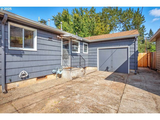 1307 E 5TH St, Newberg, OR 97132