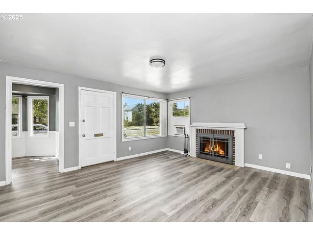 1307 E 5TH St, Newberg, OR 97132