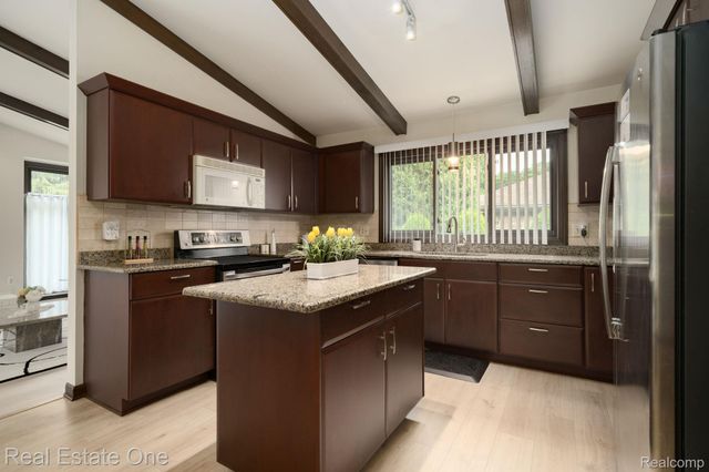 2048 Connolly Drive, Troy, MI 48098