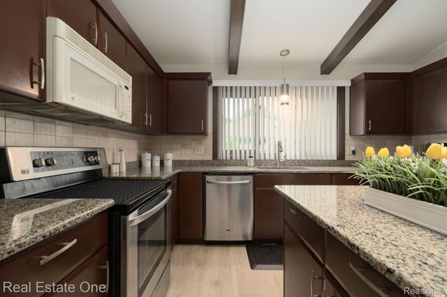 2048 Connolly Drive, Troy, MI 48098