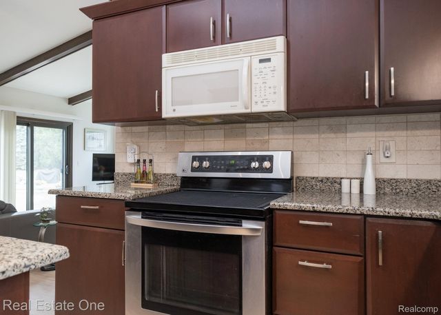 2048 Connolly Drive, Troy, MI 48098
