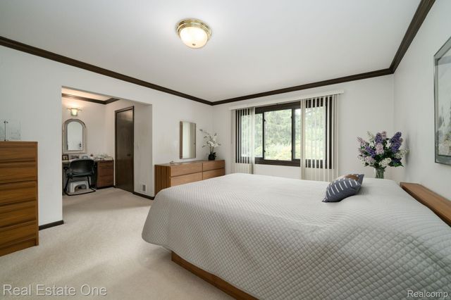 2048 Connolly Drive, Troy, MI 48098