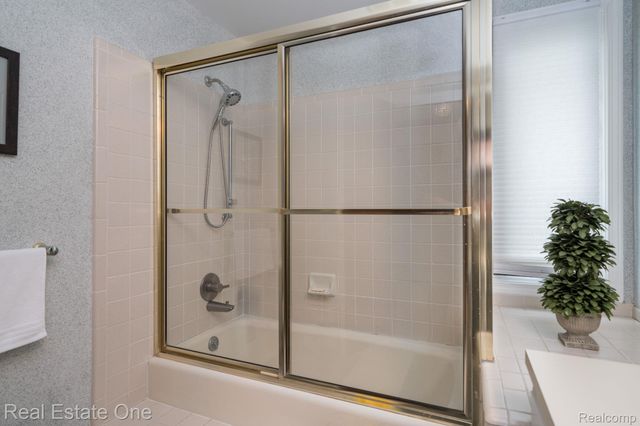 2048 Connolly Drive, Troy, MI 48098