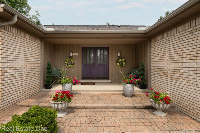 2048 Connolly Drive, Troy, MI 48098