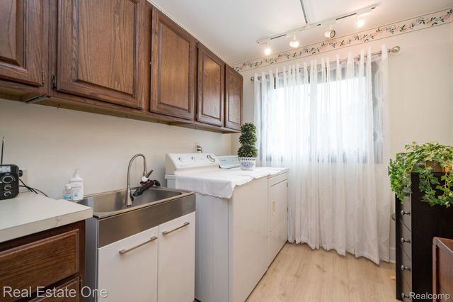 2048 Connolly Drive, Troy, MI 48098