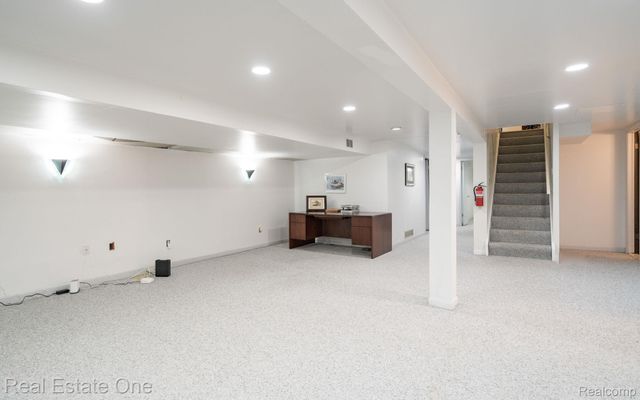 2048 Connolly Drive, Troy, MI 48098