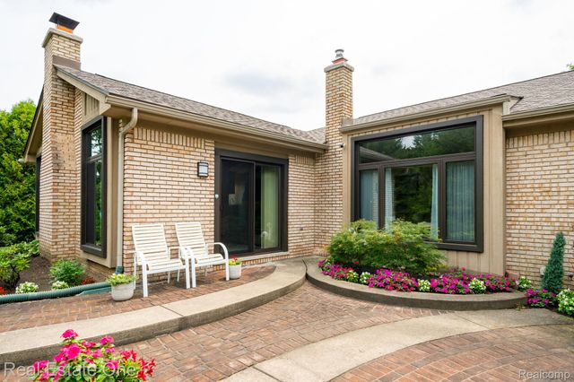 2048 Connolly Drive, Troy, MI 48098