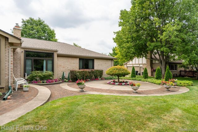 2048 Connolly Drive, Troy, MI 48098