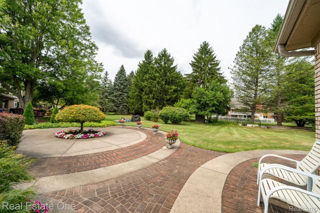 2048 Connolly Drive, Troy, MI 48098