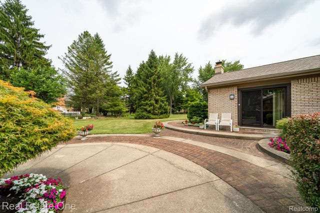 2048 Connolly Drive, Troy, MI 48098