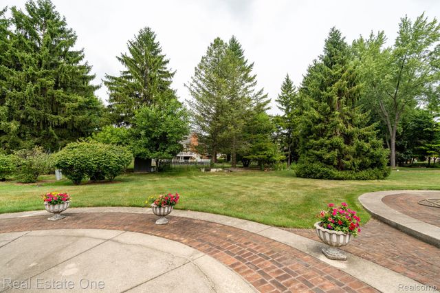 2048 Connolly Drive, Troy, MI 48098