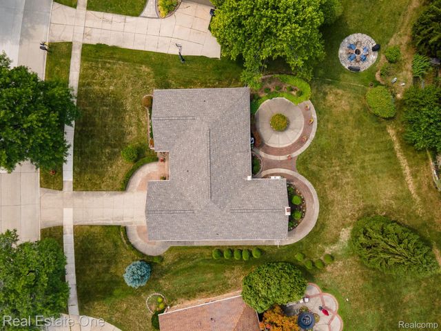 2048 Connolly Drive, Troy, MI 48098