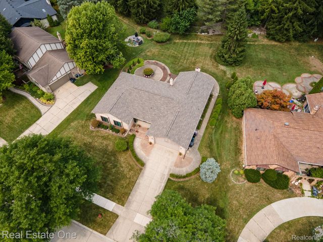 2048 Connolly Drive, Troy, MI 48098
