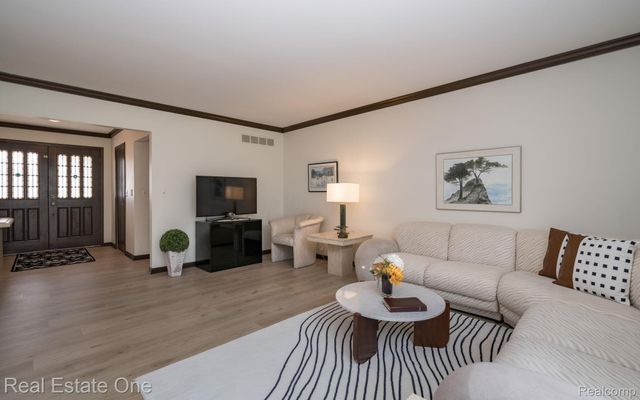 2048 Connolly Drive, Troy, MI 48098