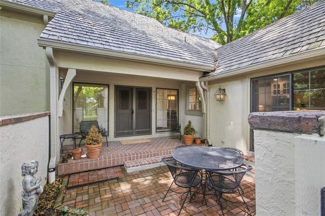 7930 Bristol Court, Prairie Village, KS 66208