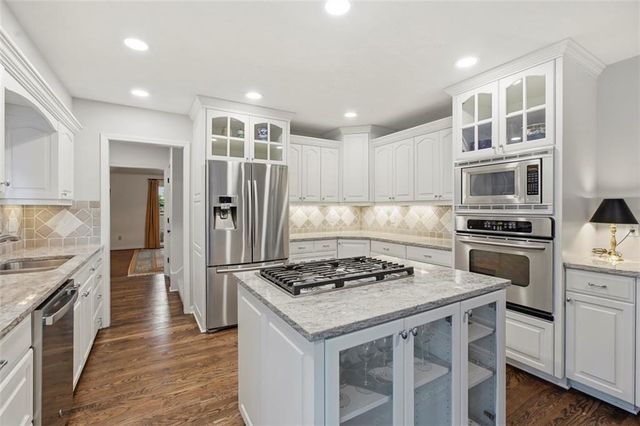 7930 Bristol Court, Prairie Village, KS 66208