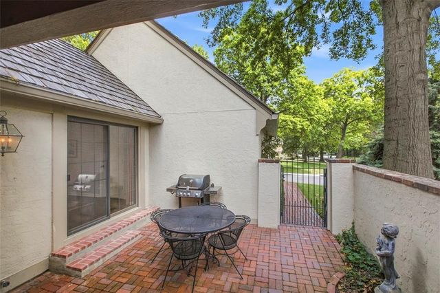7930 Bristol Court, Prairie Village, KS 66208