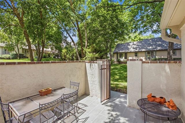 7930 Bristol Court, Prairie Village, KS 66208