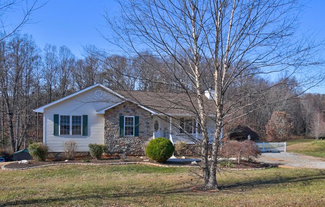 1367 Virginia Woods DR, Moneta, VA 24121