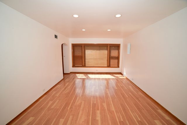 6211 N Nagle Avenue, Chicago, IL 60646