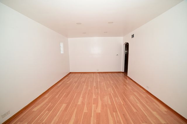 6211 N Nagle Avenue, Chicago, IL 60646