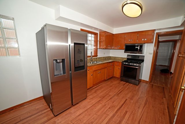 6211 N Nagle Avenue, Chicago, IL 60646
