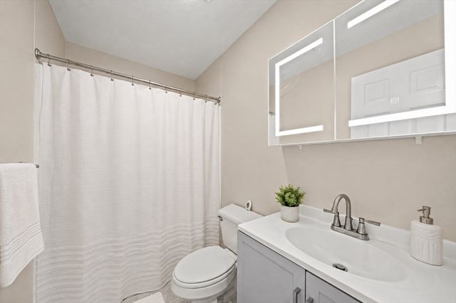 20 Heaths Ct 201, Lynn, MA 01905