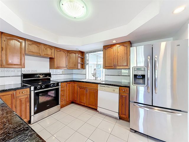 2412 NE 11th St 160, Hallandale Beach, FL 33009