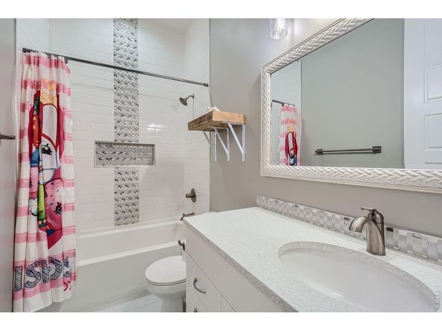 5279 Long Dr, Timnath, CO 80547