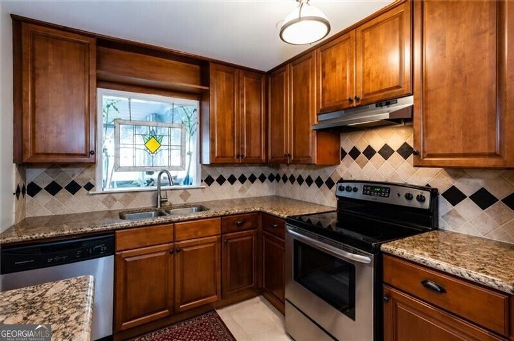 14 Cantey Place NW, Atlanta, GA 30327 — photo 2