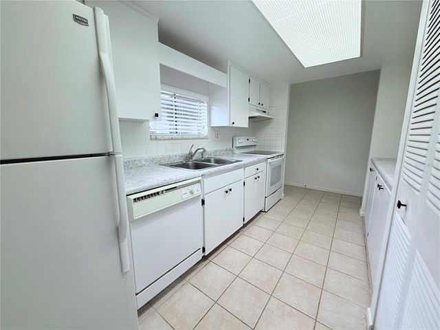 8608 LAKE ISLE DRIVE 169, Temple Terrace, FL 33637