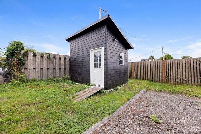 4202 L Place, Seaview, WA 98641